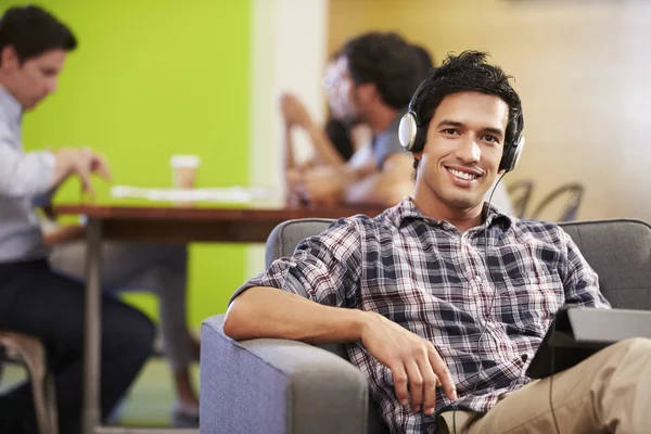 Uomo in pausa di lavoro — Foto Stock