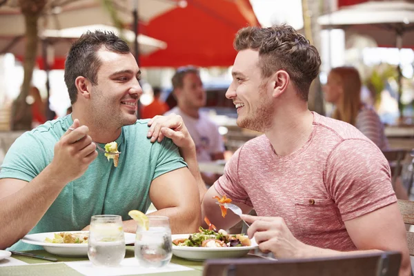 Casal masculino desfrutando de almoço — Fotografia de Stock