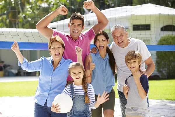 Multi generatie familie spelen volleybal — Stockfoto