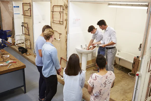 Estudantes encanamento trabalhando em lavatório — Fotografia de Stock