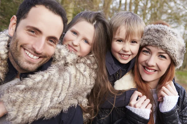 Familjen på vintern landsbygden — Stockfoto