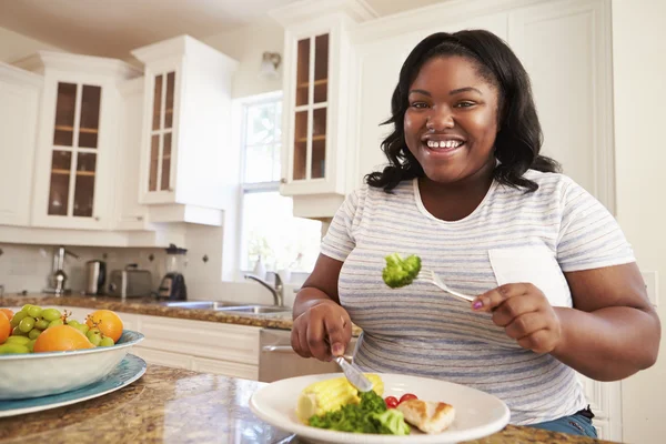 Overweight Woman Eating Healthy Meal — Stock Photo, Image