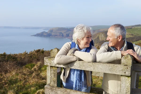 Coppia Senior sul Sentiero Costiero — Foto Stock