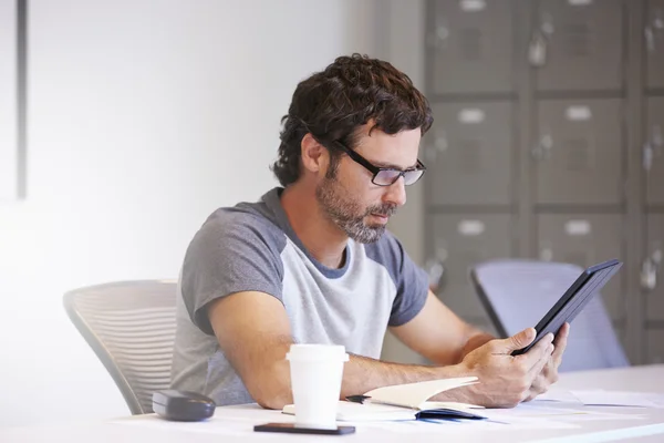 Homme utilisant une tablette numérique — Photo