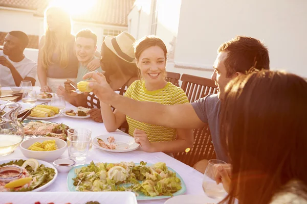 Människor njuta utomhus sommaren måltid — Stockfoto