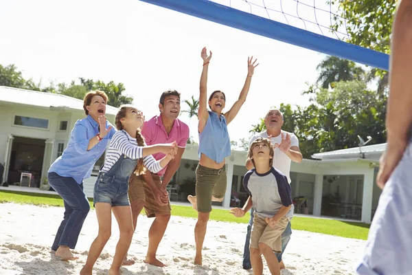 Familj spelar volleyboll — Stockfoto