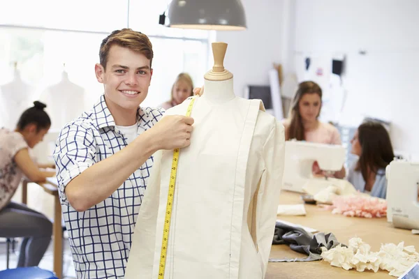 Estudiantes estudiando moda y diseño —  Fotos de Stock