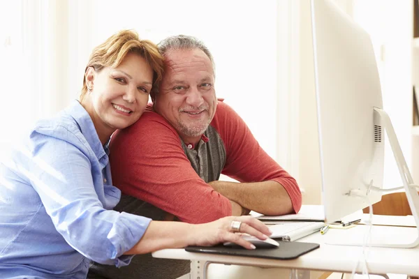 Couple aîné utilisant un ordinateur — Photo
