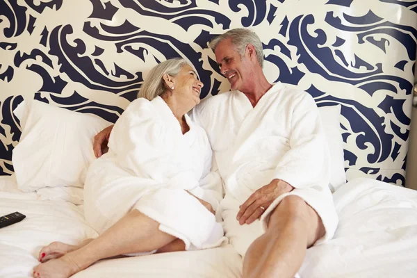 Seniorenpaar entspannt im Hotel — Stockfoto
