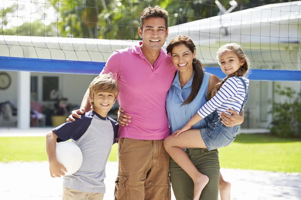 Familia en el jardín — Foto de Stock