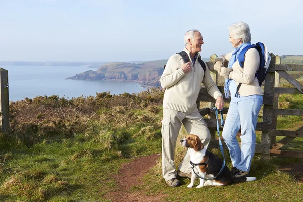 Senior Couple on Coastal Path — Stock Photo, Image