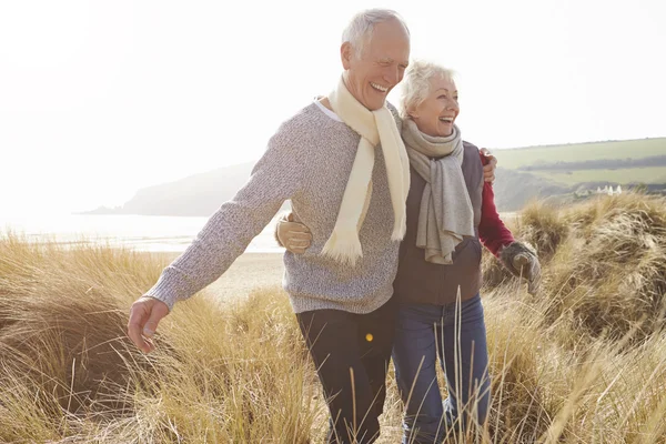 Äldre par promenader på Dunes — Stockfoto