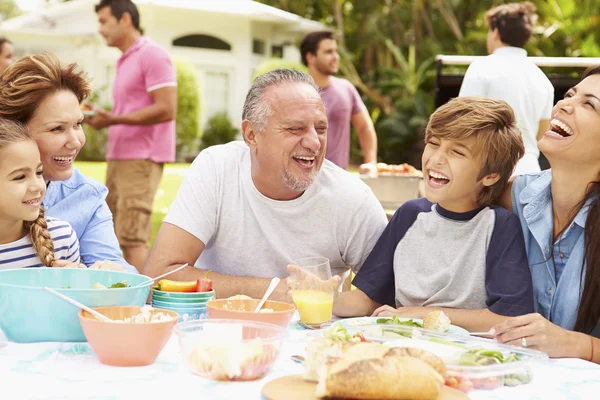 Familia multi generación disfrutando de la comida — Foto de Stock