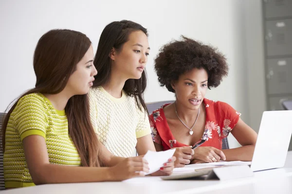 Mujeres que trabajan en el estudio de diseño — Foto de Stock