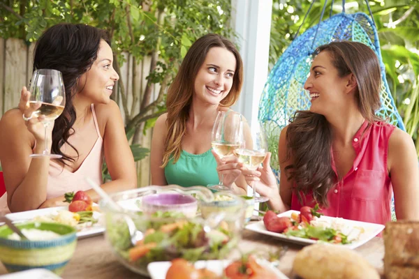 Amigos do sexo feminino desfrutando refeição — Fotografia de Stock