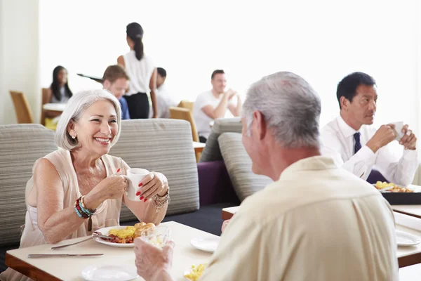 年配のカップルを楽しむ朝食 — ストック写真