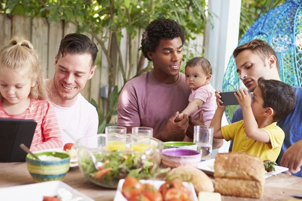 Väter mit Kindern genießen das Essen — Stockfoto