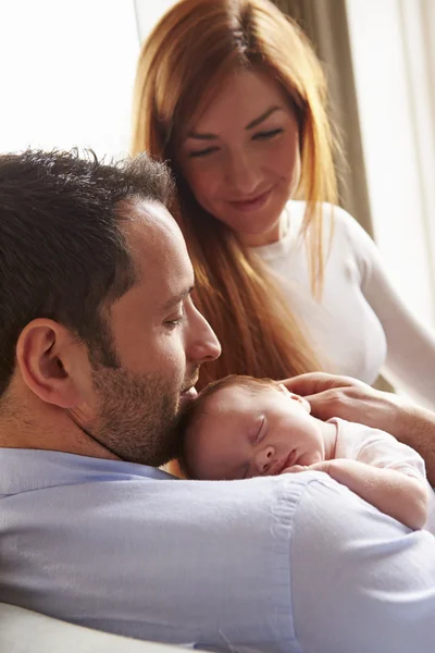 Moeder en vader met pasgeboren — Stockfoto