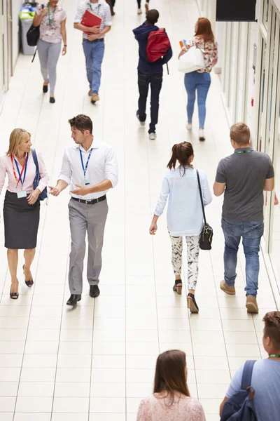 Studentów spaceru wzdłuż korytarza — Zdjęcie stockowe