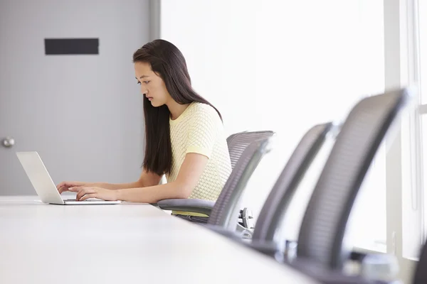 Mujer trabajando en estudio de diseño — Foto de Stock