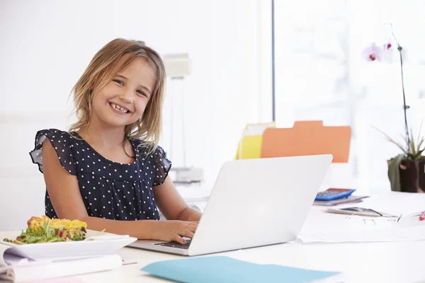 Mädchen gibt sich als Geschäftsfrau aus — Stockfoto