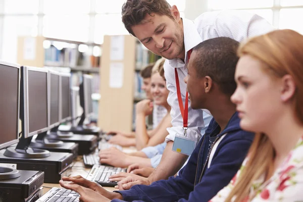 Estudantes que trabalham em computadores — Fotografia de Stock