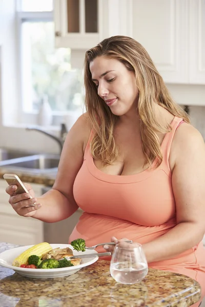 Mujer con sobrepeso comiendo comida saludable — Foto de Stock