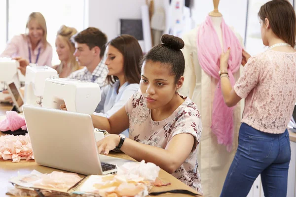 Étudiants étudiant la mode et le design — Photo