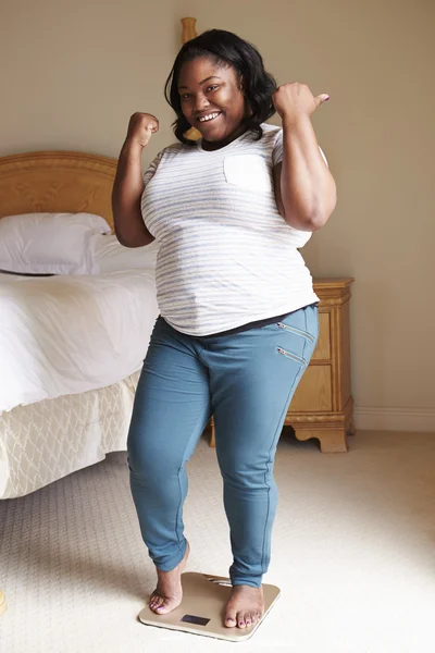 Избыточный вес женщины, стоящей на весах — стоковое фото