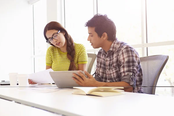 Creativos con Tablet Digital de Trabajo — Foto de Stock