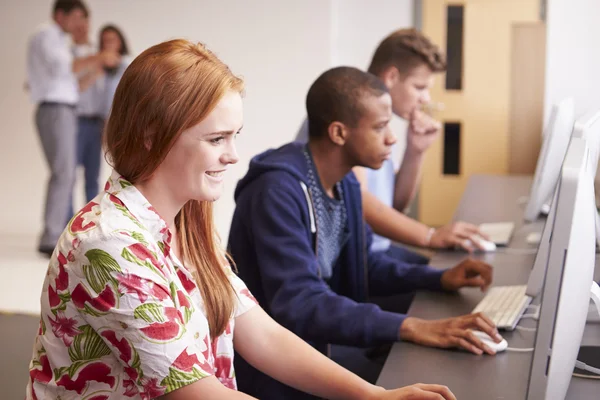 Estudantes universitários usando computadores — Fotografia de Stock