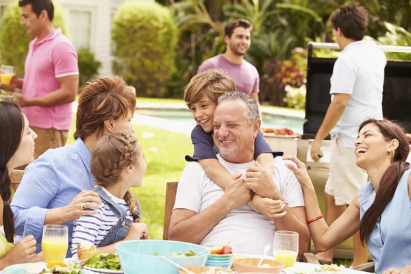 Familia multi generación disfrutando de la comida — Foto de Stock