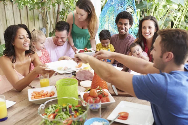 Famílias desfrutando de refeições ao ar livre — Fotografia de Stock