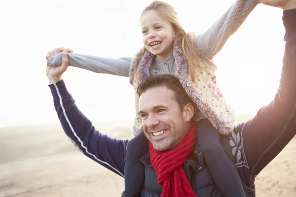 Padre e hija en la playa de invierno — Foto de Stock