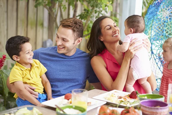 Família desfrutando de refeições ao ar livre — Fotografia de Stock