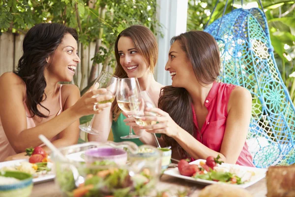 Amigas disfrutando de la comida — Foto de Stock