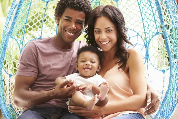 Familj med Baby avkopplande — Stockfoto