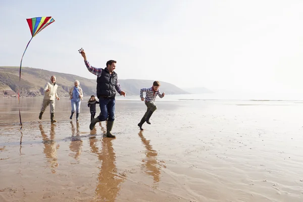 Multi generatie familie vliegende Kite — Stockfoto