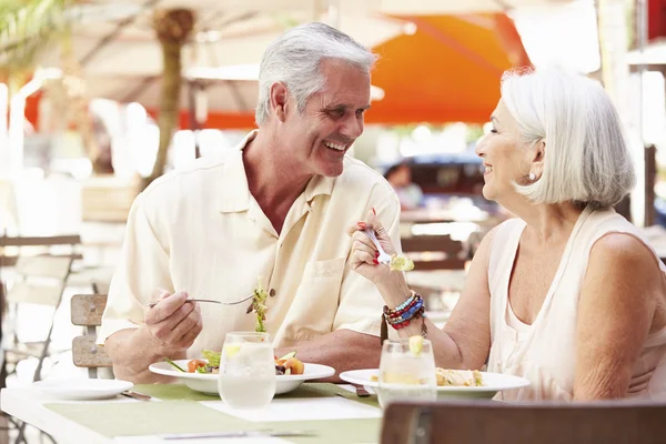 Pareja mayor disfrutando del almuerzo — Foto de Stock