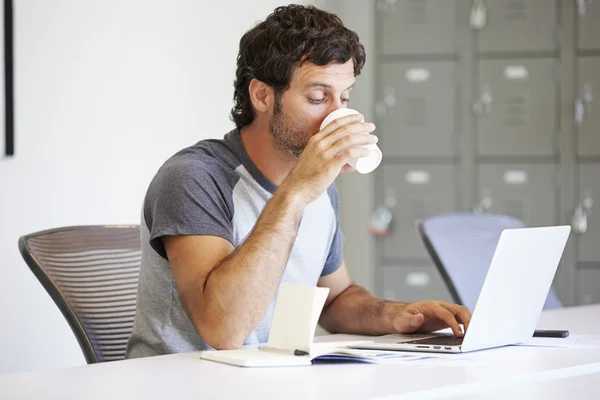 Hombre trabajando en estudio de diseño — Foto de Stock