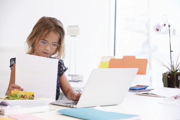 Mädchen gibt sich als Geschäftsfrau aus — Stockfoto