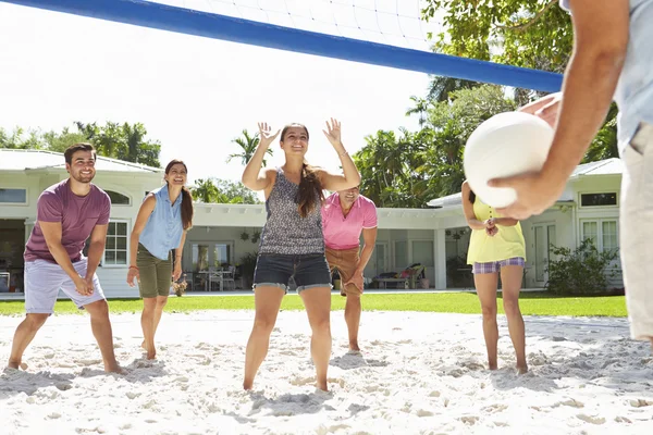 Amigos jugando voleibol — Foto de Stock