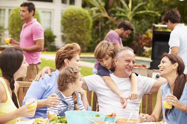 Familia multi generación disfrutando de la comida — Foto de Stock