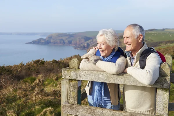 Senior paar op Coastal Path — Stockfoto