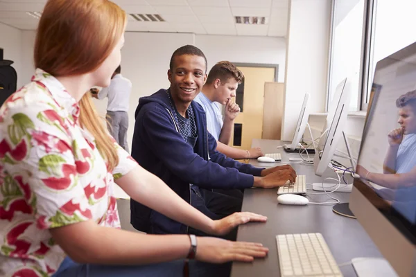 Estudiantes universitarios usando computadoras — Foto de Stock