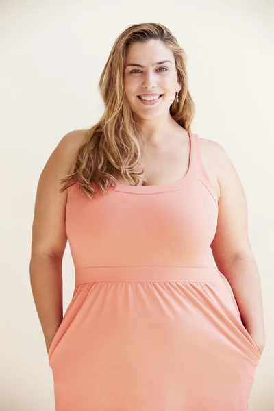 Улыбающаяся женщина с лишним весом — стоковое фото