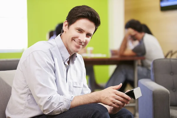 Man tar en paus arbetande — Stockfoto