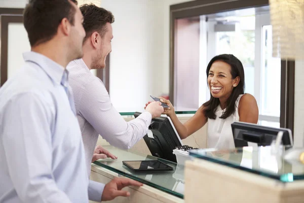 Mannelijke paar inchecken in Hotel — Stockfoto