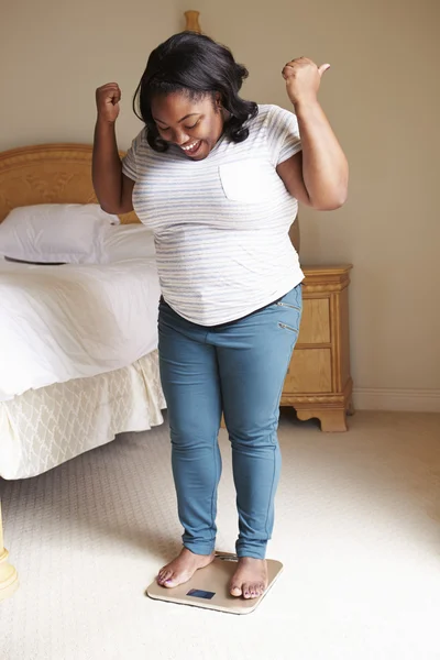 Mulher com excesso de peso em pé em escalas — Fotografia de Stock
