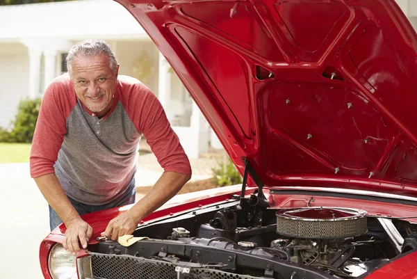 Homme restauré voiture classique — Photo